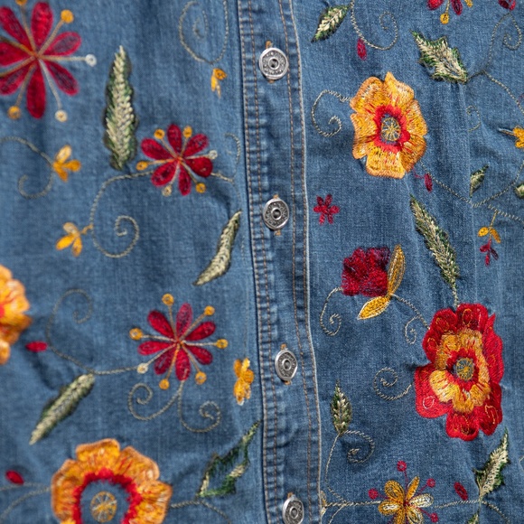 Chico's Denim Jacket Floral Embroidered All over Flower Button Up Fringe Bottom - Picture 2 of 6
